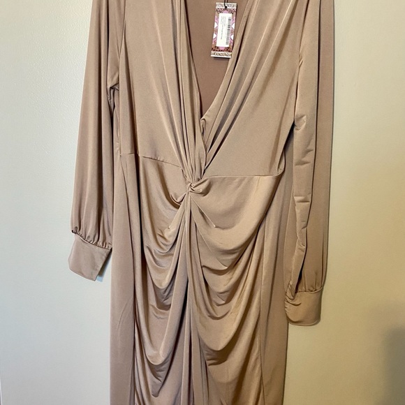 Boohoo Plunging Midi Dress - Picture 3 of 5